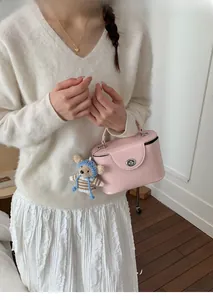 Borsa a tracolla retrò rosa con ciondolo a forma di orsetto e chiusura argento