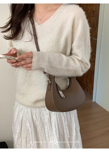 Detail der dunkelbraunen Hobo-Tasche aus Narbenleder mit verstellbarem Gurt und Silber-Schnalle