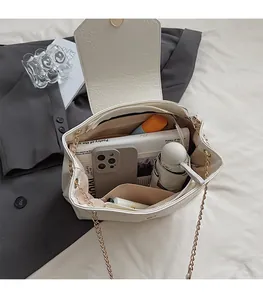 Vue intérieure du sac fourre-tout crème montrant la grande capacité de rangement