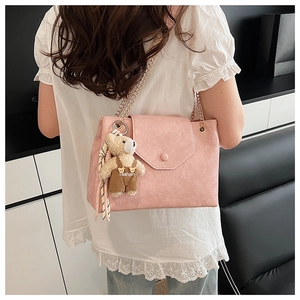Sac bandoulière rose plissé avec chaîne en métal et détail de pendentif ours
