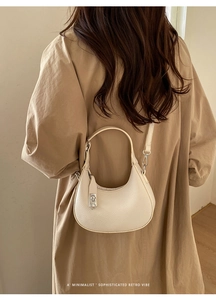 Detail der cremefarbenen Hobo-Tasche mit Kieselleder-Struktur und silbernem Drehverschluss