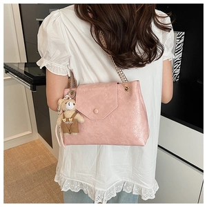 Sac à épaule plissé rose en cuir PU avec chaîne dorée et pendentif ours mignon