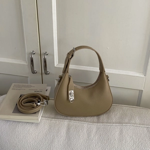 Detail der khakifarbene Hobo-Tasche mit Leder-Lychee-Textur und silbernem Drehverschluss
