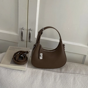Detailaufnahme der dunkelbraunen Hobo-Tasche aus Leder mit silbernem Metallschloss