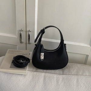 Detail der schwarzen Crescent Hobo Bag mit genarbtem Leder und silbernem Drehverschluss