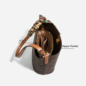 Vue détaillée de l'intérieur d'un sac seau avec poche plaquée et poche zippée