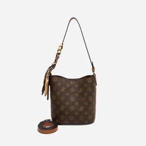 Détail du sac seau vintage marron avec monogramme, foulard en soie et bandoulière réglable