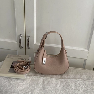 Detail der nudefarbenen Hobo-Tasche mit Lychee-Maserung und silbernem Drehverschluss