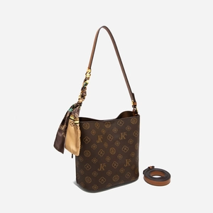 Vue détaillée du grand sac seau avec imprimé monogramme vintage et accessoire foulard