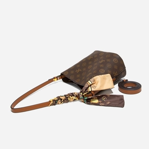 Détail du sac seau vintage marron foncé avec foulard en soie et bandoulière de rechange