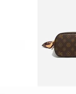Gros plan du motif monogramme et des coutures soignées sur un sac seau marron élégant
