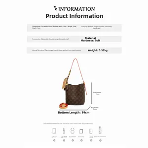 Détail du sac seau imprimé avec bandoulière rouge et foulard en soie décoratif