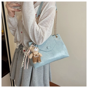 Sac bandoulière bleu clair plissé avec chaîne dorée et charm d'ours en peluche mignon