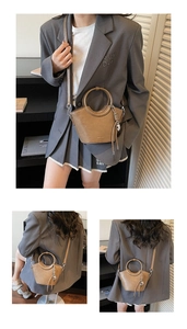 Détail du sac seau en cuir marron avec anse ronde, bandoulière et vue de profil latéral