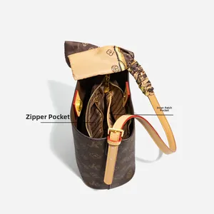 Détails de l'intérieur du sac seau imprimé avec poche zippée et doublure rayée