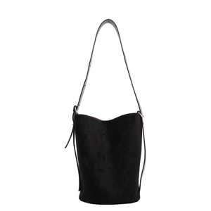 Sac seau minimaliste noir mat avec fine bandoulière réglable sur fond blanc professionnel