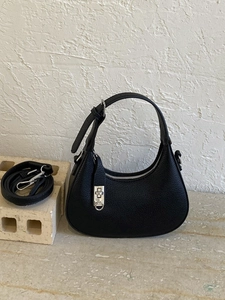 Minimalistische schwarze Leder-Hobotasche mit Silberbeschlägen und Schulterriemen