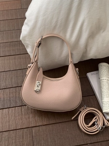 Schicke pfirsichrosa Halbmond-Schultertasche aus Kieselleder mit verstellbarem Gurt und Schloss