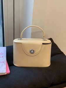Borsa a tracolla quadrata crema retrò con chiusura a scatto argento e manico tondo