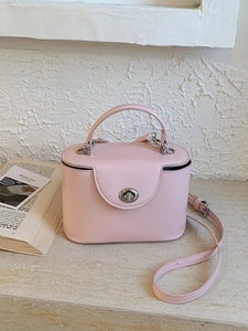 Borsa a tracolla rosa vintage dal design quadrato con finitura lucida e fibbia in metallo