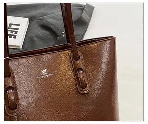 Nahaufnahme der braunen Vintage-Leder-Einkaufstasche mit Öl-Wachs-Textur und Känguru-Logo
