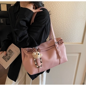 Sac à main rose texture grainée avec pendentif ours en peluche et boucle métallique