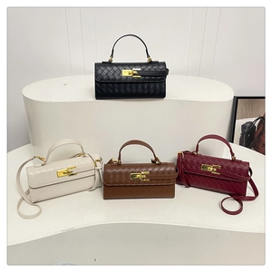 Cuatro bolsos bandolera trenzados en negro, blanco, marrón y burdeos con cierres dorados