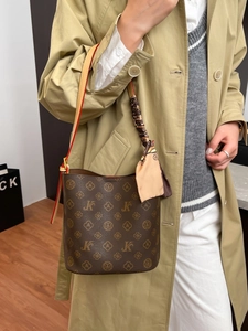 Sac Seau Vintage à Monogramme pour Femmes en Cuir PU Grande Capacité Sac à Main avec Décoration de Foulard Sac Bandoulière