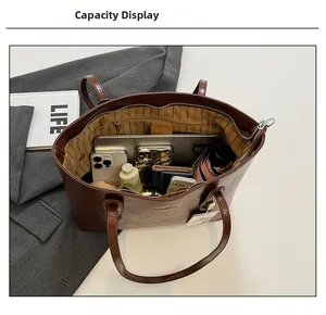 Detailansicht der geräumigen gestreiften Innenseite und Taschen dieser braunen Tote-Bag