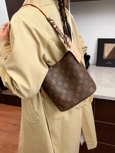 Sac seau marron élégant avec monogramme, foulard décoratif et doublure rouge pour femme