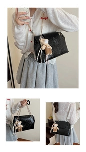 Sac bandoulière en cuir froissé noir brillant avec chaîne dorée et breloque ours