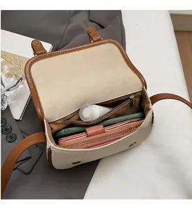 Vue intérieure du sac baguette rétro montrant l'espace pour portefeuille et mobile