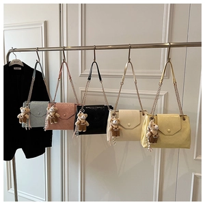 Cinq sacs à bandoulière en cuir brillant de couleurs variées avec breloques d'ours