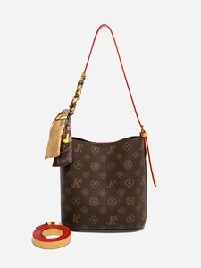 Sac seau vintage avec poignée rouge, détail foulard en soie et bandoulière amovible
