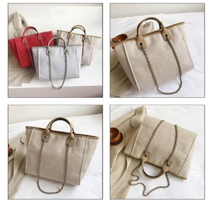 Detalle de bolsos tote de lona en rojo, gris y caqui con asas de cadena de cuero