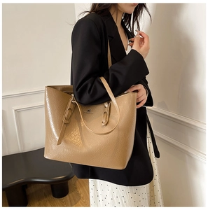 Details der khakifarbene Leder-Tote-Bag mit Känguru-Logo und schmalem Schultergurt