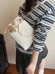 Sac Cabas pour Femmes Fashion Texture Froncée Rétro Sac à Bandoulière Sous le Bras Avec Pendentif Ours en Cuir PU Uni