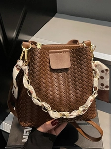 Sac seau marron tressé avec bandoulière chaîne et foulard en soie style minimaliste