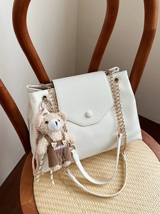 Sac à bandoulière chic en cuir plissé beige avec chaîne et accessoire d'ours