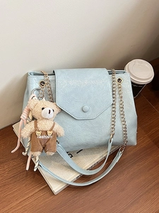 Sac à bandoulière plissé bleu clair avec chaîne dorée et charm ours en peluche