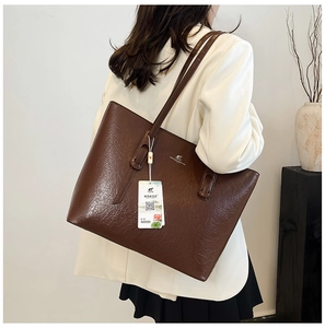 Detailansicht der dunkelbraunen Totebag aus Öl-Wachs-Leder an der Schulter des Models