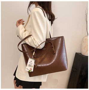 Detailansicht der dunkelbraunen Shopper-Tasche aus geöltem Leder mit Känguru-Logo