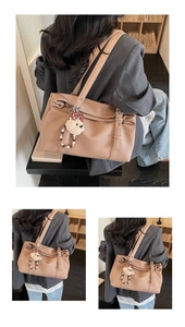 Détails du sac à bandoulière en cuir camel avec pendentif ours en peluche et boucle métal