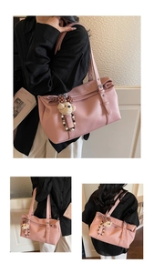Vues détaillées du sac cabas rose en cuir litchi avec breloque ours et perles