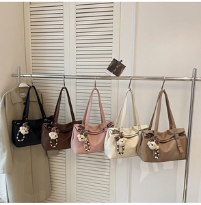 Vue détaillée de sacs cabas plissés en diverses couleurs avec des breloques ours en peluche