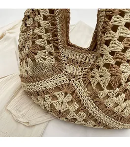 Gros plan détaillé du motif au crochet fait main sur un sac cabas bicolore ajouré