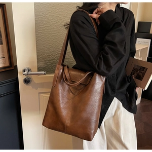 Détail du grand sac cabas vintage marron avec lettrage FASHION et surpiqûres