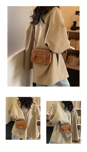 Vues détaillées d'un sac bandoulière vintage en cuir PU marron avec boucles en métal