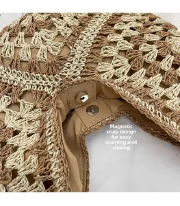 Détail du fermoir magnétique et du tissage géométrique du sac cabas en paille