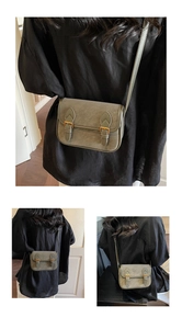 Gros plan du sac baguette rétro avec texture en cuir mat et détails de boucle bronze